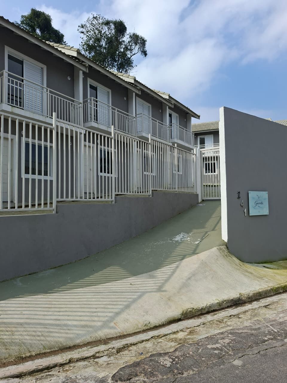 Sobrados geminados à venda em Cotia 