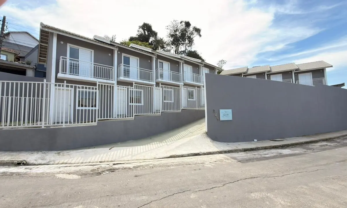 Sobrado 02 dormitórios c/ quintal privativo 30m²