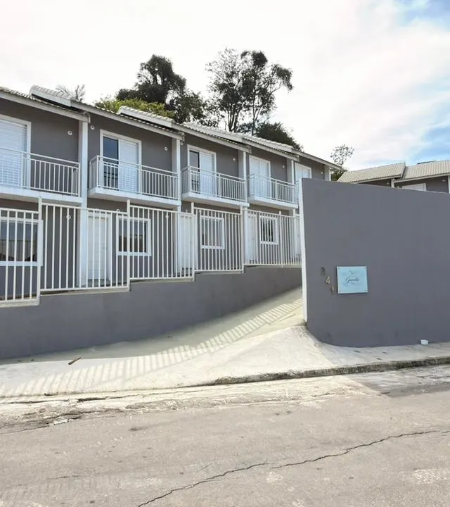 Sobrado 02 dormitórios c/ quintal privativo 30m²