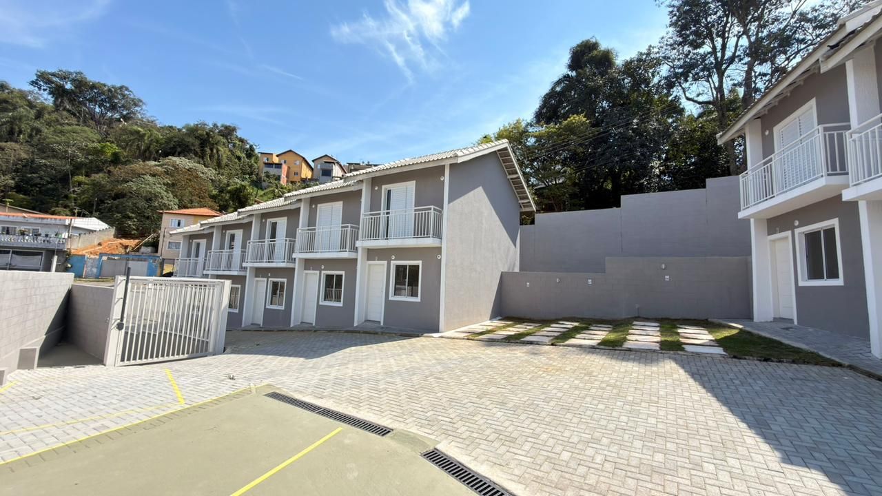 Sobrado 02 dormitórios c/ quintal privativo 30m²